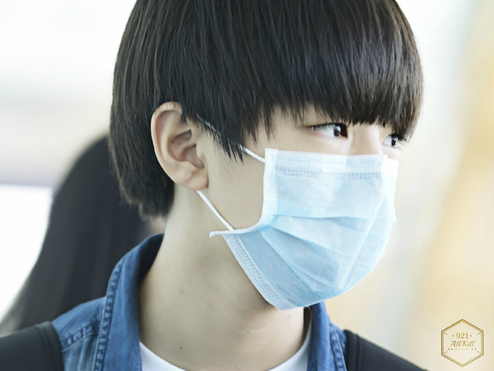 TFBOYS王俊凯 2014.8.27 重庆江北机场-北京首都机场。cr.LOGO