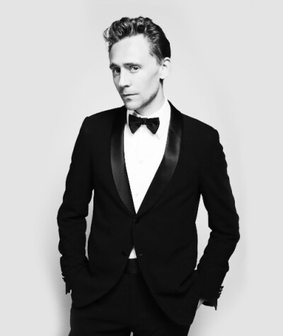 Tom Hiddleston毕业于剑桥大学，卖的了萌，摆的了酷，写的一手好文章，演的一手大反派，男神小抖森 ~样样都精通 by Mon_Day