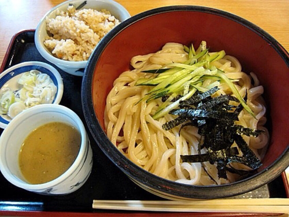 22.凉乌冬面（冷汁うどん）Hiyashiru-Udon 琦玉县乡土料理。特色是吃面时蘸的汤汁，一般凉面蘸的是柴鱼酱油，但埼玉县的凉面蘸的是先将芝麻、味噌、少量砂糖用擂钵磨碎，再加入日式汤头，最后放入紫苏丝、黄瓜丝、蘘荷丝等的汤汁，是埼玉县农家自古以来的传统夏季。