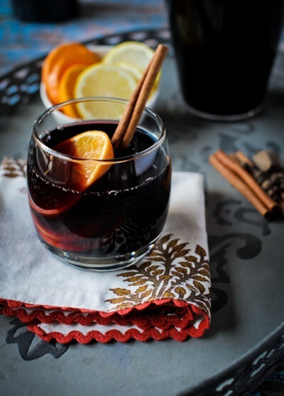 圣诞传统Mulled Wine 原料：1瓶红酒（750ML左右）／1杯糖／1杯苹果汁2个柠檬切片／2个甜橙切片3根肉桂／1茶匙豆蔻粉 (nutmeg超市有售）／可以选择性放入丁香步骤：所有材料入小平底锅。最小火慢慢融化糖并且让香料…