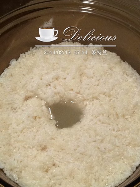 将大米或糯米用电饭煲煮熟,比平时吃的饭略硬一些 2