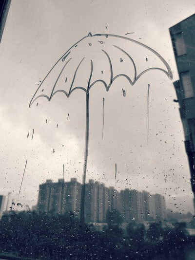 雨，是最寻常的，它是天空的眼泪，是天空释放心情的表现。