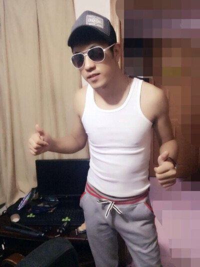 老爸突然得知这小子是东北的，急切的打电话你不要谈不要谈，你信撮会跟他去东北的，不行不行，你还是连朋友都不要做了，我是不会东北的你老爸我不会去的。哈哈可爱死了