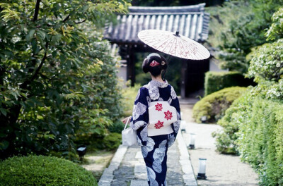 泉涌寺雲龍院散步道の舞妓，穿浴衣欸，好少见