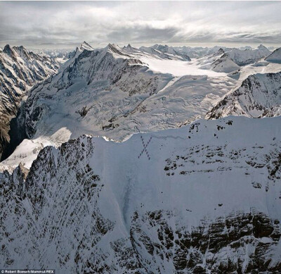 ▲雪地上的X标志：2011年艾格尔峰北坡上，登山者们不顾危险组成了这一图案