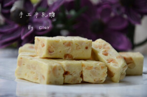 棉花糖版牛轧糖 做法   1.去皮熟花生放入保鲜袋用擀面杖碾碎。 2.不粘锅内放入黄油，开火加热至融化，倒入棉花糖 3.用刮刀不断搅拌至黄油融入棉花糖里，关火，倒入奶粉 4.搅拌混合均匀，如果感觉不太好混合可以开小火稍微加热下，有助于混合 5.把棉花糖倒入花生中 6.让花生和棉花糖混合起来，把糖用擀面杖擀平 7.放凉后切件，包糖纸。 PS：蔓越莓口味 把蔓越莓和花生碎混合好，其他都一样