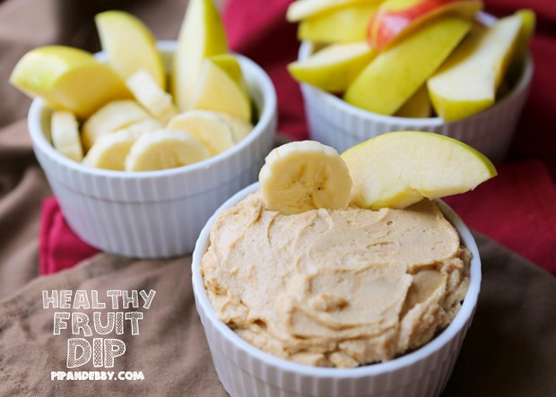 超简单低脂蘸酱-酸奶花生蘸酱Healthy Fruit Dip 用料 酸奶（希腊酸奶、普通酸奶都可） 花生酱（颗粒） 蜂蜜或砂糖 随意，可不加 做法 1.将所有材料搅拌均匀，放入冰箱冷藏。 2.酸奶和花生酱的比例其实很随意，喜欢哪一样就多加。也可以放入搅拌机搅拌，成品会更细腻可口。