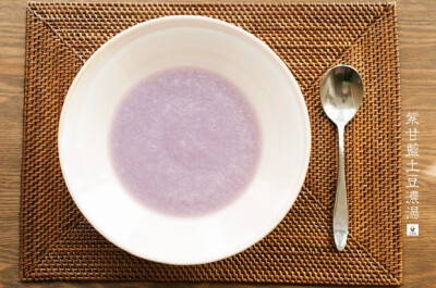 紫甘蓝土豆浓汤（Purple Cabbage and Potato Soup) 做法 1.紫甘蓝洗净切丝，土豆去皮切小块，土豆放入加了足量水的锅中煮至软熟（约15分钟），然后放入紫甘蓝同煮3分钟至紫甘蓝熟透； 2.捞出紫甘蓝和土豆沥水，和200…