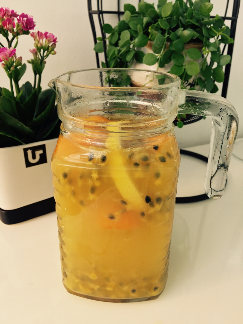 做了一杯百香果金桔柠檬橙汁真心酸放了2大勺蜂蜜才好喝