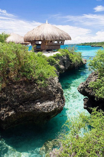 The Rock Resort on Camotes Island, Cebu City, Philippines。菲律宾宿雾嘉摩地斯岛，位于宿雾的东北面，岛上包含了4 个城镇，被誉为「南方消失的地平线」。Camotes是西班牙文马铃薯的意思，因为当年西班牙人首次登上该岛时，见到当地的原住民正挖掘马铃薯。这儿没有文明的横恣与科技的跋扈，嘉摩地斯岛上居民淳厚的令人动 容，他们守候着大地与海洋，数百年来一直坚持着与自然共存共息。该岛融合了白色沙滩、石灰岩地形、洞穴冒险、瀑布、历史、古蹟、迷人的沿海村庄。