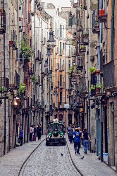 The Streets of Gerona, Catalonia, Spain 。西班牙东北部的加泰罗尼亚自治区赫罗纳省，座落在四条河的交汇之处，是加泰罗尼亚区第二大城市。赫罗纳坐落在比利牛斯山脚下，市内的昂亚河右岸为老城区，集中了许多五彩…