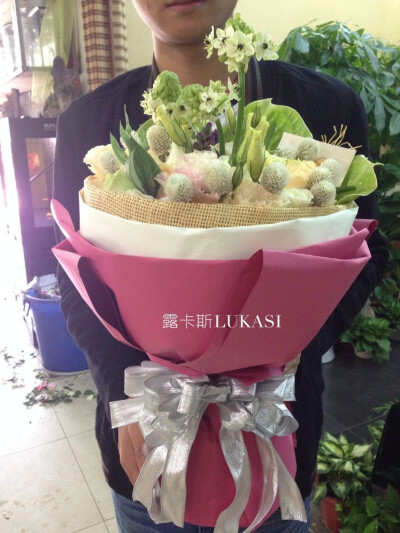 深吸的是冰凉的空气，渐入冬季却迎来了你暖心的相伴。谢谢你的惊艳温柔的轻抚以至于我的心里开满了花。《雅光》