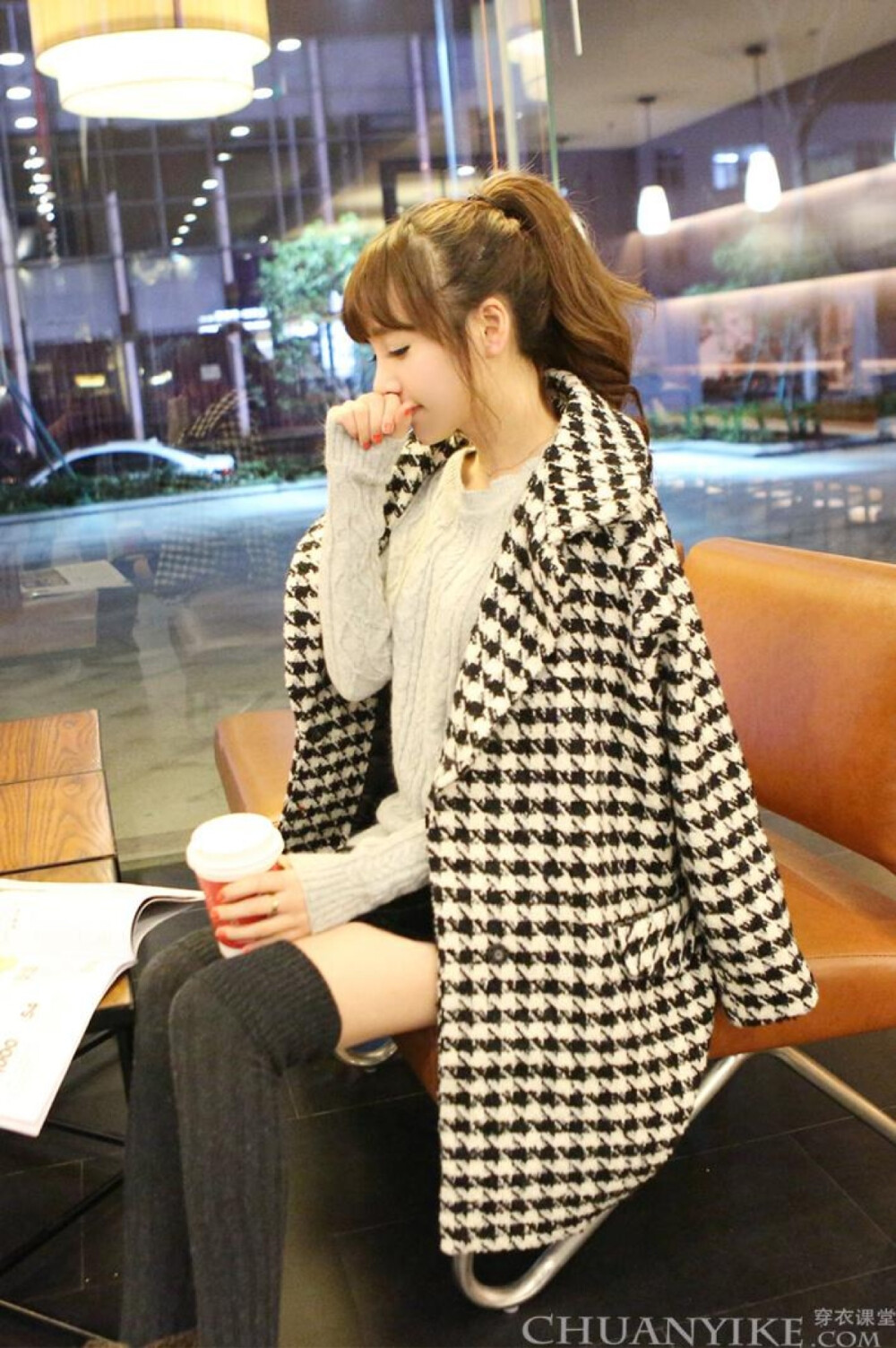 用户搭配：毛衣,毛呢大衣 搭配 小黑裙,过膝袜 搭配 短靴 搭配建议：中长款千鸟格呢子大衣外套，内搭毛衣+小黑裙，过膝袜，韩范儿名媛风。 甜美 : 甜美装扮，以春天般的浪漫粉嫩拥有着大批的拥趸。如果说粉红、粉蓝、粉绿，粉嫩的色彩是甜美装扮那姣好的面容；雪纺、轻纱等轻盈材质是甜美装扮那飘逸的着装；那蕾丝、荷叶边、褶皱就是甜美装扮无法离开的配饰