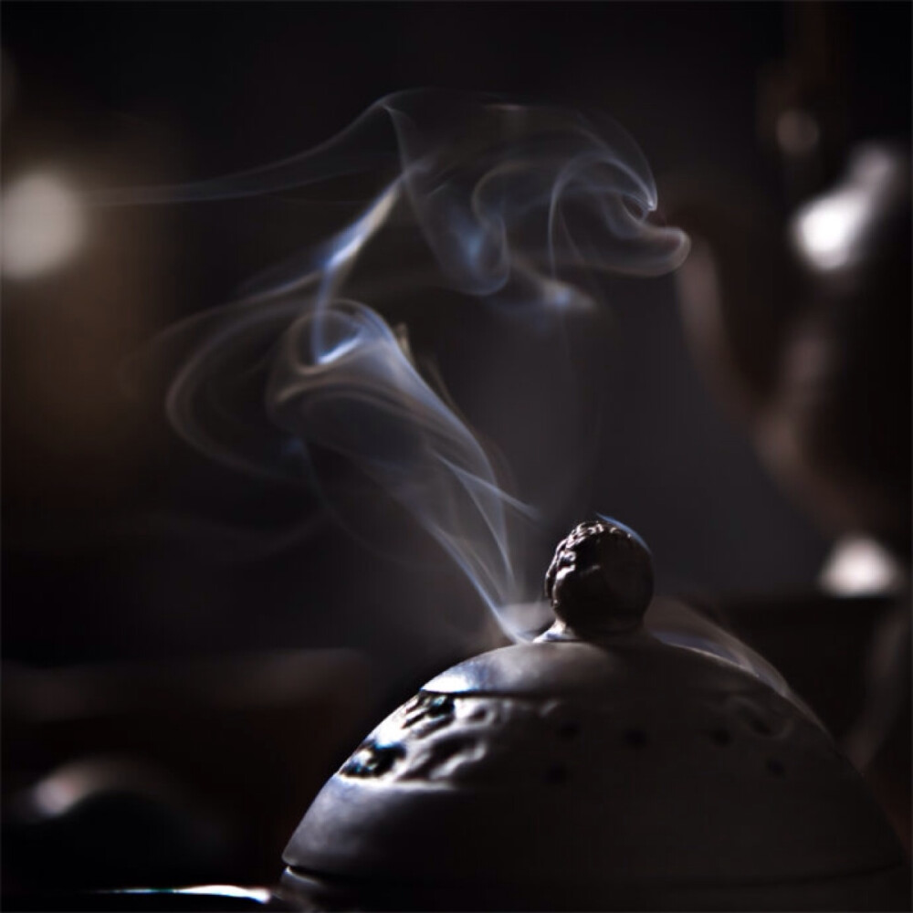 在庄子"藏天下于天下"的虚静空灵中,包容世态炎凉,超越人生搏弈