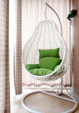 在卧室阳台的角落放置一个这样的秋千椅，闲暇时分窝在上面，浪漫又惬意。