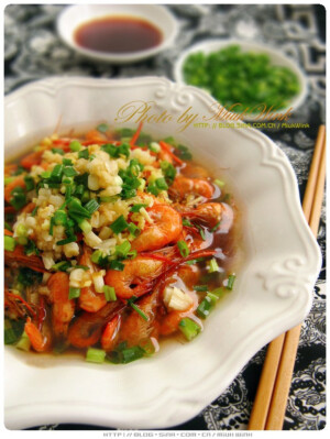 酱油河虾 做法   1.葱姜蒜切末； 味汁：碗里放入蒸鱼豉油（或料酒），生抽酱油，白糖，盐，用少量冷开水调开。 2.锅内多加些油，烧至五分熟时，将虾控去水分倒入，翻炒炸酥。大约一两分钟。 3.控油捞出虾放入盆中，顶部放上葱末，姜末，蒜泥，淋上一勺热油 4.最后将调好的味汁倒入即可 5.味汁的口味可以调好后自己尝尝来决定咸淡。 6.味汁可以按自己的喜好调整，爱甜的多加点糖，爱酸的还可以加点醋，爱辣的自己放点辣椒，不爱油腻的少放点油。总总之油爆完之后除了酱油外什么都不加也可以。