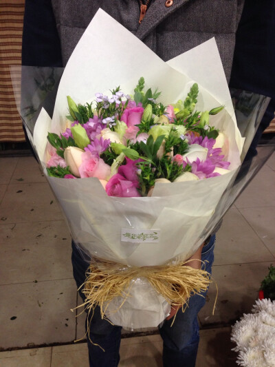 散落的星点就像一个个小精灵，汇聚在一起更加耀眼。《星零》