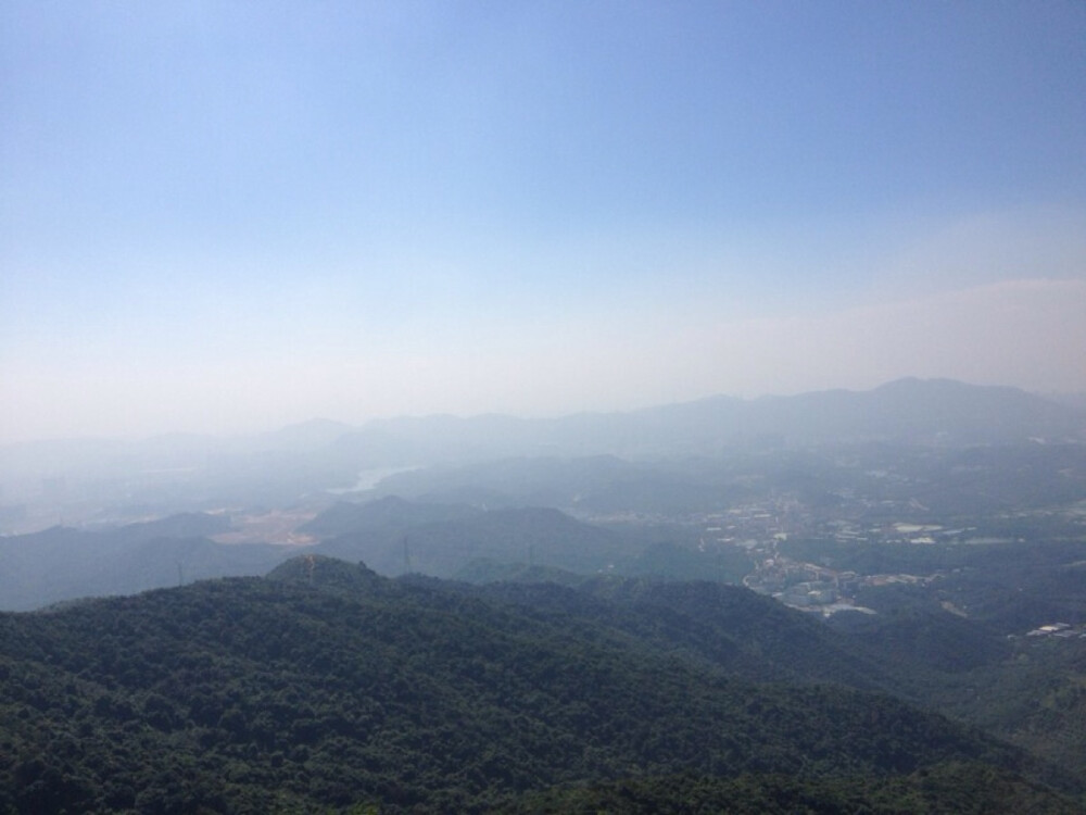 天空的湛蓝是不经意间的心动，那纯粹的空旷背后是广袤的天地，但是我们总能找到伤痕。