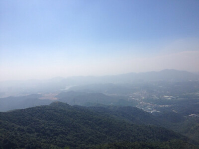 天空的湛蓝是不经意间的心动，那纯粹的空旷背后是广袤的天地，但是我们总能找到伤痕。