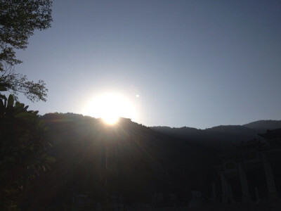 东西升日月，昼夜如转珠（元稹《苦雨》）