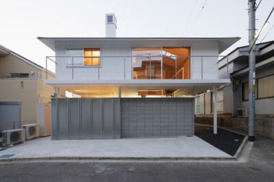 这座四坡屋顶的住宅位于日本兵库县川西市，由Tato Architects工作室设计。两层的住宅有着典型的澳大利亚“昆士兰风格”（The Queenslander）的大阳台。由于用地的局限，建筑一侧的公共道路非常狭窄，以至于建筑不得…