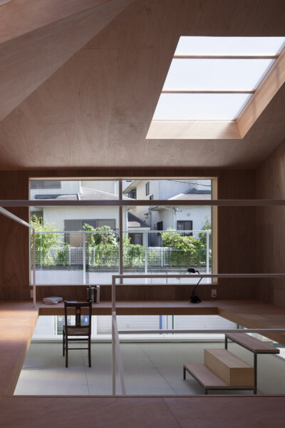 这座四坡屋顶的住宅位于日本兵库县川西市，由Tato Architects工作室设计。两层的住宅有着典型的澳大利亚“昆士兰风格”（The Queenslander）的大阳台。由于用地的局限，建筑一侧的公共道路非常狭窄，以至于建筑不得…