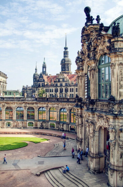 【德国--德累斯顿】Dresden,Germany。德累斯顿意为河边森林的人们，是德国萨克森自由州的首府，德国东部重要的文化、政治和经济中心。由于德累斯顿温和的气候和合适的城市建设位置，以及易北河上精美的巴洛克式建筑…
