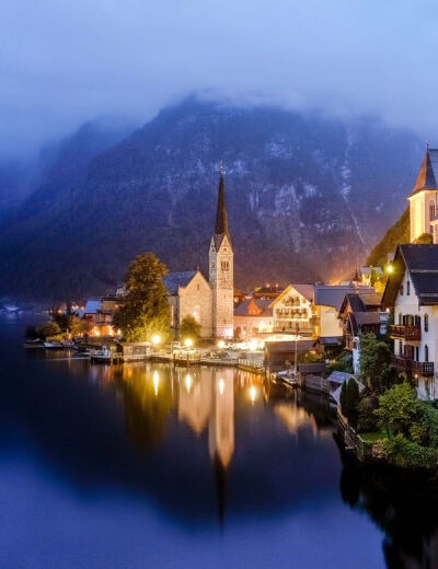 【奥地利--哈尔施塔特镇】Hallstatt Village, Gmunden Austria。哈尔施塔特镇是奥地利上奥地利州萨尔茨卡默古特地区的一个村庄， 位于哈尔施塔特湖湖畔。历史上这一地区就因盐而致富。因此这里又被称作“世界最古老…