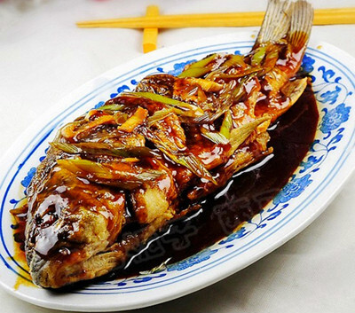 食材：750g鲤鱼、80g醋、100g白糖、1勺酱油、4g盐、1勺白酒、适量葱、2片姜、2勺蒜、适量淀粉、适量食用油 做法：1)将鱼刮鳞，去内脏，挖腮，用冷水洗净。2)将鱼身两面切成月牙形花刀。3)将盐和白酒撤入鱼身内腌制10分钟。4)葱姜蒜切成丝备用。5)并在刀口处及鱼的全身均匀地涂上一层淀粉。6)锅中放油烧至七成热，手提鱼尾放入油锅内，其刀口处立即张开。用勺子把热油浇在鱼身定型后全部下入油锅。7)炸至金黄色，捞在鱼盘里。8)炒锅留油少许，烧至六成热，爆香葱姜蒜。9)加入醋、酱油、白糖、清水，烧浓后即用湿淀粉勾荧，淋上熟油少许，迅速出锅浇在鱼身上即成。