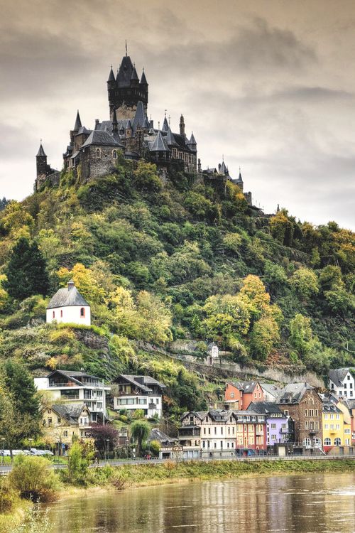 【德国--科赫姆城堡】Cochem, Germany (by Ventura Carmona)。德国科赫姆城堡。城堡、葡萄园与摩泽尔河，是科赫姆市对游客的三重吸引力。科赫姆城堡位于摩泽尔河畔的科赫姆小镇上，城堡就位于科赫姆中心地带，在科赫姆任何的地方都能看到她雄伟的身姿。据该城堡的资料介绍，城堡最初是由普法尔茨的埃佐伯爵于公元1000年修建。真是名符其实的古堡。赖希斯堡曾在1056年得到扩建。17世纪，古堡曾一度被毁，之后于1868年进行了重建。