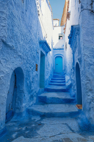 【摩洛哥--蕭安】蕭安 (Chefchaouen) 是摩洛哥最美丽的城鎮，整座依山而建，有着西班牙风格的紅瓦屋頂和漆上淡蓝色的墙面，蓝色本是冷冰冰的颜色，在多个国家，都有抗拒的意义。人人都知道希腊很美，可是希腊的蓝色…