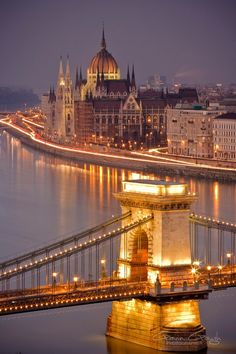 【匈牙利--布达佩斯】布达佩斯位于多瑙河畔。多瑙河在这里离开匈牙利中部的山区，进入匈牙利大平原。布达佩斯的最高点高52米。地质上布达佩斯正好位于一个断层上，因此布达佩斯布达有许多温泉。