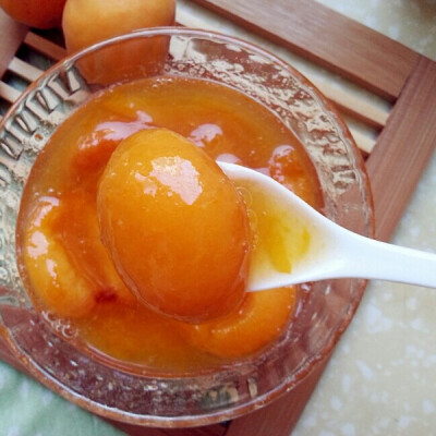 冰糖话梅杏 做法 1.杏子洗净．一掰为二，去核． 2.放入碗里，撒上冰糖，上锅蒸15-20分钟，至冰糖融化． 3.冷藏后食用别有风味儿