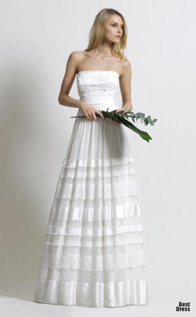 Christos Costarellos 2014婚纱系列，Christos是梦幻唯美的代名词，精良的丝绸、乌干纱和蕾丝，尤其是蕾丝，如艺术品般精致完美，且毫无琐碎感，象牙白的色泽显得优雅经典。