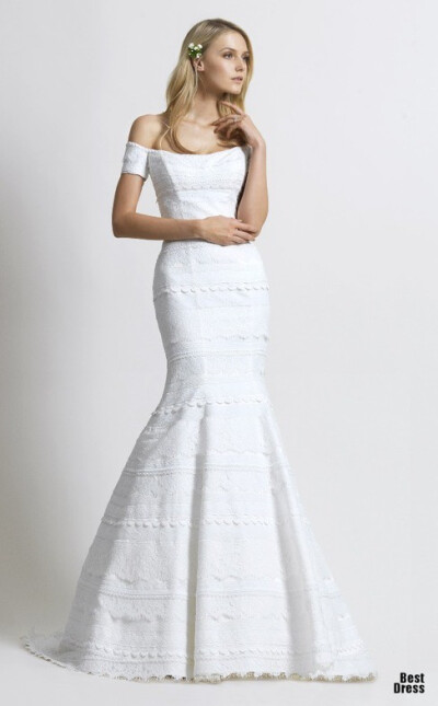 Christos Costarellos 2014婚纱系列，Christos是梦幻唯美的代名词，精良的丝绸、乌干纱和蕾丝，尤其是蕾丝，如艺术品般精致完美，且毫无琐碎感，象牙白的色泽显得优雅经典。