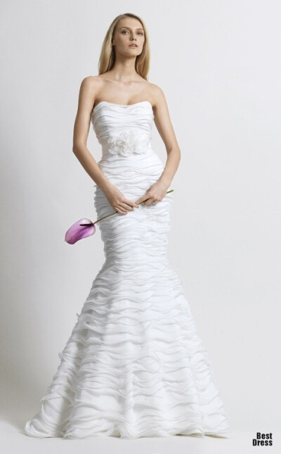 Christos Costarellos 2014婚纱系列，Christos是梦幻唯美的代名词，精良的丝绸、乌干纱和蕾丝，尤其是蕾丝，如艺术品般精致完美，且毫无琐碎感，象牙白的色泽显得优雅经典。