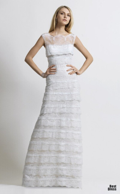 Christos Costarellos 2014婚纱系列，Christos是梦幻唯美的代名词，精良的丝绸、乌干纱和蕾丝，尤其是蕾丝，如艺术品般精致完美，且毫无琐碎感，象牙白的色泽显得优雅经典。