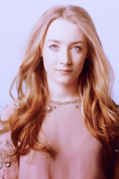 西尔莎·罗南（Saoirse Ronan），1994年4月12日出生于美国纽约，演员。