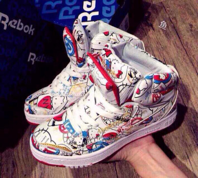 风靡日本的Reebok#锐步定制版Hello Kitty运动鞋