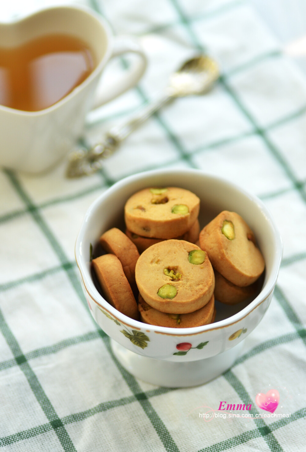 『开心果蜂蜜脆饼』非常喜欢这款小饼干，蜂蜜的加入，使饼干甜的比较柔和，而且也会使饼干上色的更加漂亮，开心果挑选时要选择果仁是绿色的才比较漂亮，有的开心果果仁是偏黄的