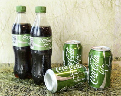 而家最緊要係健康! 綠色包裝既可口可樂 “Coca Cola Life” 採用天然甜味劑, 以天然植物甜菊葉的提取物來代替人工糖精! 由於“Coke Life” 甜菊糖不含卡路里, 所以比原本包裝既可樂卡路里含量少左三分之一! 更適合要…