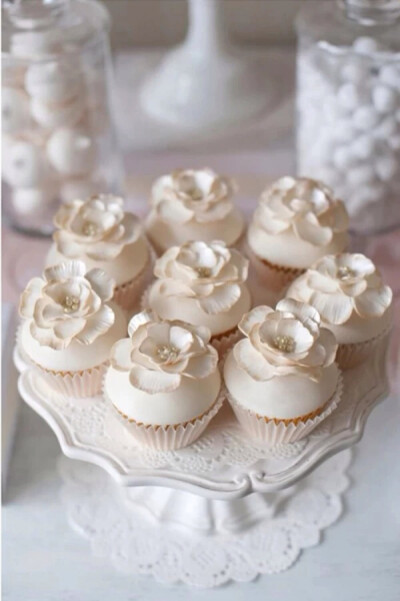 白玫瑰花纸杯蛋糕。