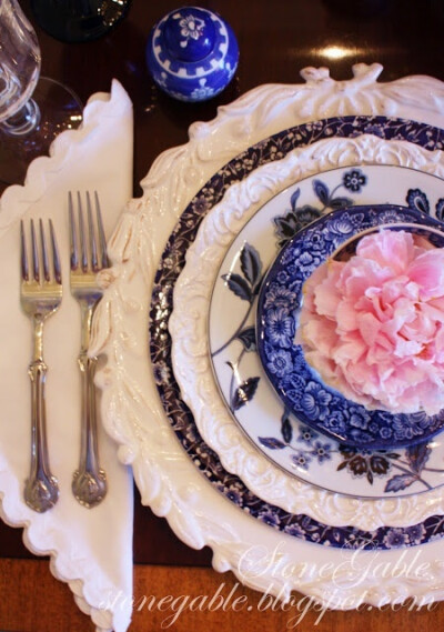 BLUE WILLOW AND PINK PEONIES TABLESCAPE