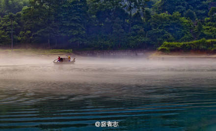 野渡无人舟不见，山水朦胧似梦幻。像雨像雾又像雪，如诗如画渺如烟。小船悠悠漂何处，远山隐隐依稀辨。才子佳人今安在，醉在虚无缥缈间？料知弃船早上岸，躲进小屋写浪漫。