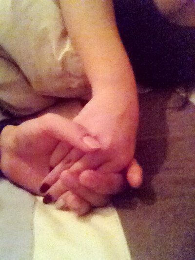 睡觉不老实像个孩子，就这个被你抓着，第二天疼了一天。岔气了