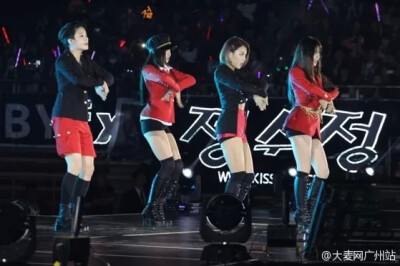 大麦网广州站 [图文现场] #2014BestOfBestInGuangzhou# f（x）出场〜为广州的歌迷送上hot summer、red light、初智齿等多首歌曲！小A的中文太好了，互动环节几乎是中文回答。水晶喜欢广州的美食，Luna喜欢广州的水果…