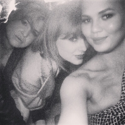 Taylor Swift with her friends