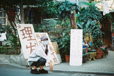 想认真写一个名字，又觉得最近在逗比的路上兜兜转转回不来，写不出什么文艺的名儿，姑且就这样叫吧。 这是马儿第一次素颜出现在我镜头里，连乳液都没涂，因为过敏，戴个口罩遮住大半张脸，唯一露出一双眼，还架着个…