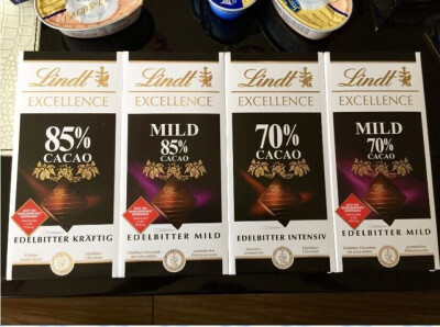  Lindt瑞士莲特级排装黑巧…至臻黑巧克力，终极五感体验… EXCELLENCE特级排装黑巧克力的精致口味来源于严格的可可豆的挑选，独一无二的配方，以及独特的研拌工艺。