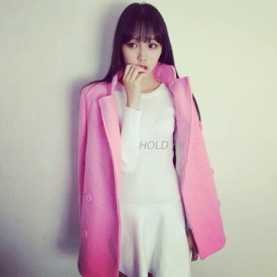  芭比粉大衣～粉嫩嫩，娇滴滴穿多了颜色暗的衣服，偶尔穿一下这么粉嫩的，会惊艳到所有人哦！约会时也会紧紧牵动男生心弦的单品～上好的韩星呢料，不易起球哦！加厚版本呢！里面穿件毛衣或者连衣裙就可以美美的…